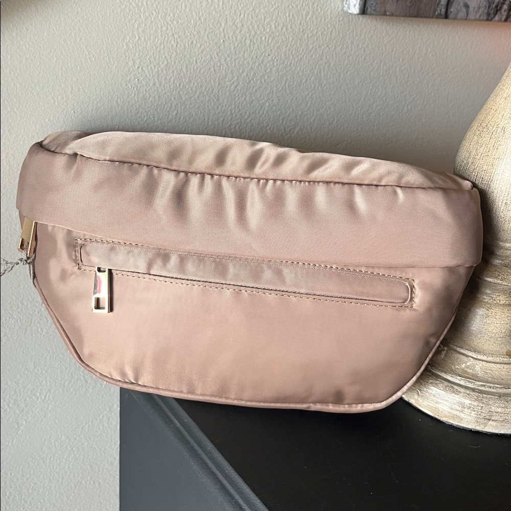 Women’s NWT Puffer Belt Bag A New Day Athleisure Fanny Pack Crossover Bag - Picture 3 of 6